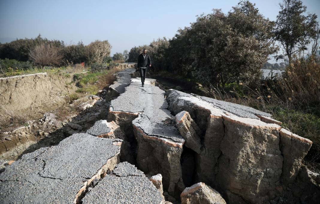İçine insan girebiliyor, korkutucu görüntüler! Kuş Cenneti'ne giden yolun 2 kilometresi depremde yarıldı 1